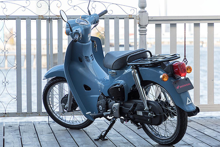 Hệ thống treo của xe thiết kế bao gồm phuộc ống lồng trước và giảm xóc đôi sau. Xe được trang bị mâm 17 inch sử dụng phanh dạng tang trống trên cả hai bánh. Kích thước tổng thể của Honda Super Cub 2019 phiên bản mới bao gồm; 1.775 mm dài, 660 mm rộng, 960 mm cao.