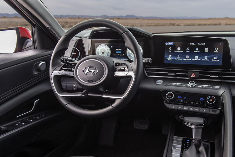 Đường nét cắt xẻ chạy dọc hông Elantra mới, nhập với phần đuôi là cụm đèn hậu bắt mắt. Trong khi đó, phần nội thất có phần "hiền hòa" và không quá đột phá. Dù vậy, Hyundai vẫn biết cách làm mới mẫu sedan hạng C của mình với vô-lăng được tinh chỉnh, cụm cửa gió điều hòa dạng các đường gân chạy ngang.