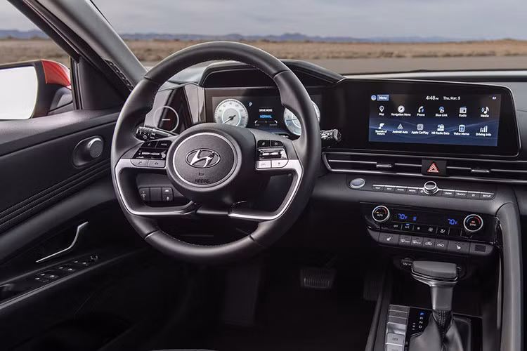 Đường nét cắt xẻ chạy dọc hông Elantra mới, nhập với phần đuôi là cụm đèn hậu bắt mắt. Trong khi đó, phần nội thất có phần "hiền hòa" và không quá đột phá. Dù vậy, Hyundai vẫn biết cách làm mới mẫu sedan hạng C của mình với vô-lăng được tinh chỉnh, cụm cửa gió điều hòa dạng các đường gân chạy ngang.