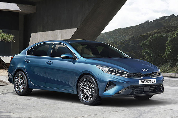 Là mẫu sedan hạng C giá rẻ có doanh số tốt nhất tại Việt Nam trong nửa năm qua, Kia Cerato có thể được Thaco nâng cấp để duy trì lợi thế cạnh tranh. Xe được tinh chỉnh một số đường nét bên ngoài giúp mẫu xe thêm góc cạnh và trẻ trung hơn. Cụm đèn chiếu sáng chuyển sang dạng hai đường song song đứt đoạn, đèn gầm đặt chéo tăng thêm vẻ cá tính.