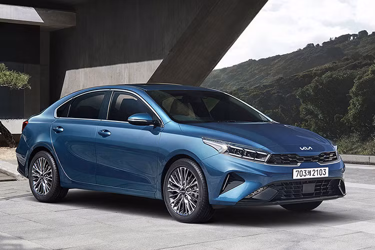 Là mẫu sedan hạng C giá rẻ có doanh số tốt nhất tại Việt Nam trong nửa năm qua, Kia Cerato có thể được Thaco nâng cấp để duy trì lợi thế cạnh tranh. Xe được tinh chỉnh một số đường nét bên ngoài giúp mẫu xe thêm góc cạnh và trẻ trung hơn. Cụm đèn chiếu sáng chuyển sang dạng hai đường song song đứt đoạn, đèn gầm đặt chéo tăng thêm vẻ cá tính.