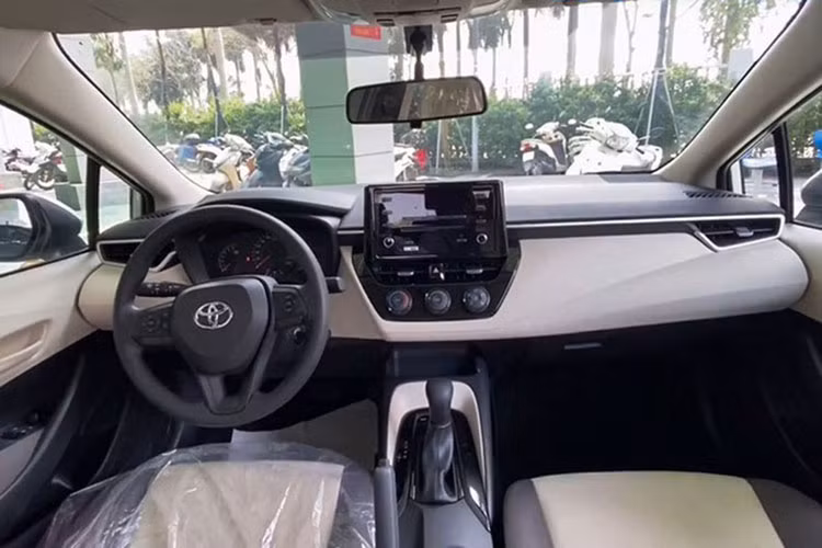 Khoang cabin cũng được làm mới sang trọng hơn, đặc biệt là các tính năng giải trí hiện đại đã được tích hợp để đuổi kịp với đối thủ. Đáng chú ý nhất là khả năng tương thích Apple CarPlay và Android Auto. 