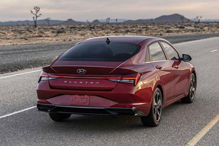 Tại thị trường nước ngoài, Hyundai Elantra có một số tùy chọn động cơ mới. Tuy nhiên ở Việt Nam, có thể xe vẫn giữ cấu hình như hiện nay và tương đồng với Kia Cerato. Phiên bản 2022 với ngoại hình trẻ trung, nội thất hiện đại hứa hẹn đưa Elantra trở lại cuộc đua trong phân khúc.