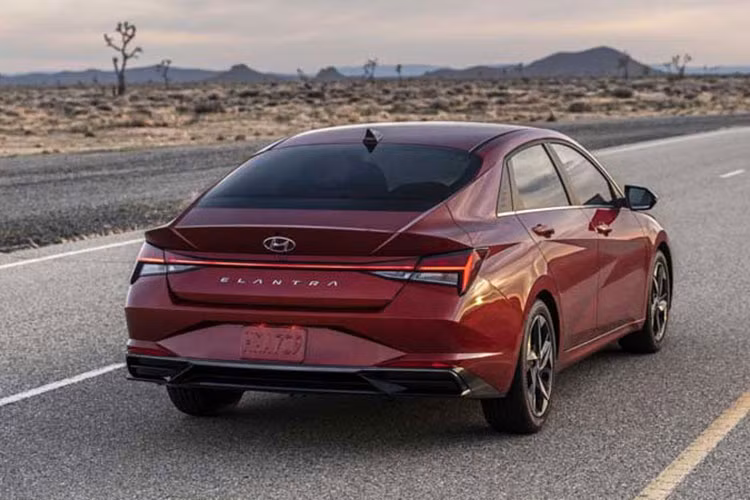 Tại thị trường nước ngoài, Hyundai Elantra có một số tùy chọn động cơ mới. Tuy nhiên ở Việt Nam, có thể xe vẫn giữ cấu hình như hiện nay và tương đồng với Kia Cerato. Phiên bản 2022 với ngoại hình trẻ trung, nội thất hiện đại hứa hẹn đưa Elantra trở lại cuộc đua trong phân khúc.