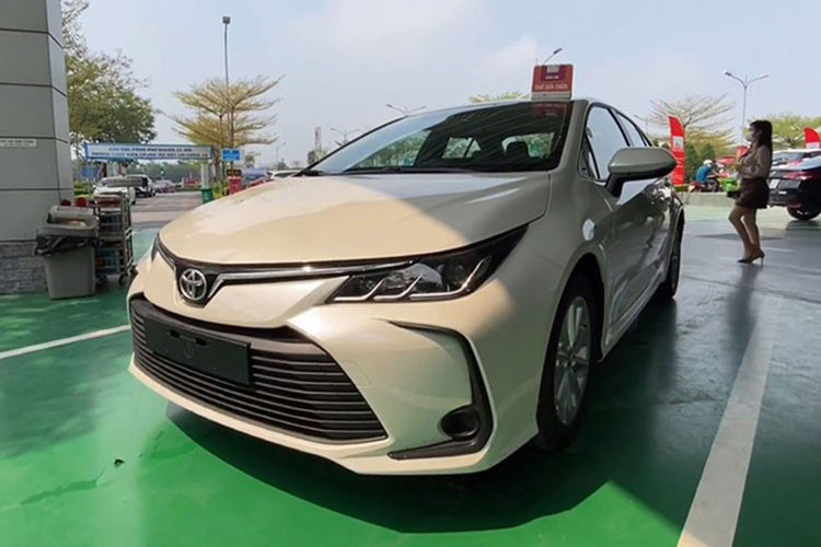 Toyota Corolla Altis thế hệ thứ 12 đã ra mắt toàn cầu vào năm 2018. Tuy nhiên, Toyota Việt Nam vẫn chưa phân phối chính hãng mẫu xe này và chỉ bán ra bản nâng cấp nhẹ vào năm 2020. Ở thế hệ mới, Altis sở hữu diện mạo thể thao, góc cạnh hơn tiệm cận với đàn anh Camry thay vì kiểu dáng bầu bĩnh đã khiến Altis bị gắn với mác “già dặn”.