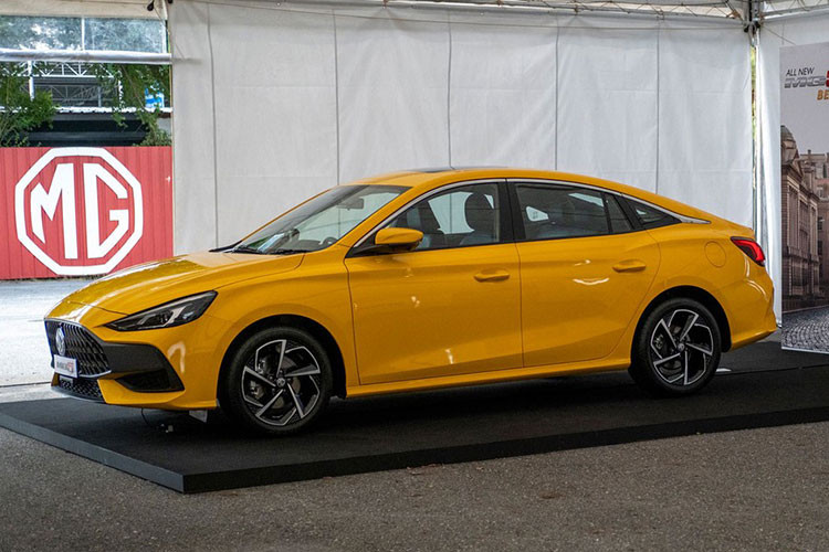 Bên cạnh việc nâng cấp cho các mẫu xe hiện nay, sedan hạng C tại Việt Nam có thể đón nhận "tân binh" MG5. Hãng xe thương hiệu Anh (nay thuộc sở hữu của một công ty Trung Quốc) chọn cách tiếp cận riêng với một sản phẩm mang kiểu dáng thể thao, dù có thể nhận thấy các đường nét "vay mượn" từ các model của Mercedes-Benz hay Maserati.