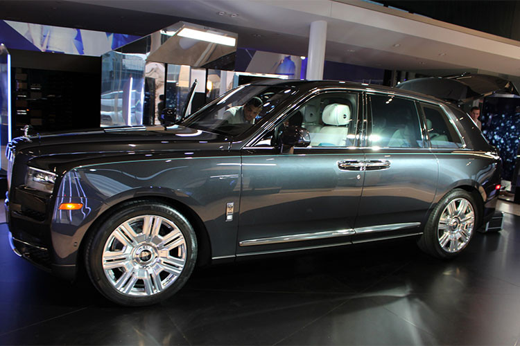 Mẫu siêu SUV này ra đời từ cơ sở gầm bệ "Architecture of Luxury" hoàn toàn bằng nhôm đã từng lần đầu tiên ra mắt trên Phantom thế hệ mới. Các kích thước cơ bản của Rolls-Royce Cullinan 2019 bao gồm chiều dài tổng thể 5.341 mm, rộng 2.164 mm, cao 1.835 mm và chiều dài cơ sở 3.295 mm. Xe sờ hữu cân nặng đến 2.660 kg.