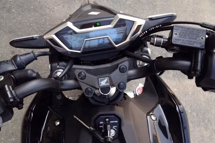 Các kích thước dài/rộng/cao của CB150R Streetfire lần lượt là 2.019 x 719 x 1.039 mm. Trọng lượng xe đạt 136 kg CB150R sở hữu khung xe dạng mắt cáo trellis. Bình xăng của xe có dung tích lên tới 12 lít, có 2 tấm ốp sắc sảo ở hai bên và dán tem vân carbon đậm chất thể thao. Bảng đồng hồ hiển thị các thông số hoàn toàn bằng điện tử.