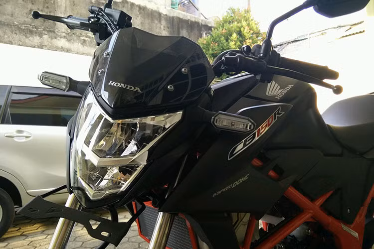 Đầu xe sở hữu cụm đèn trước của xe đặt dọc và có thiết kế gợi nhớ về đàn anh siêu naked-bike Honda CB1000R, nhưng sắc sảo hơn. Thiết kế vành 5 cánh kép xoắn của xe gợi nhớ tới chiếc Honda CB190R. Xe được trang bị phanh đĩa đơn phía trước 2 piston kèm lốp "béo" 100/80/17.