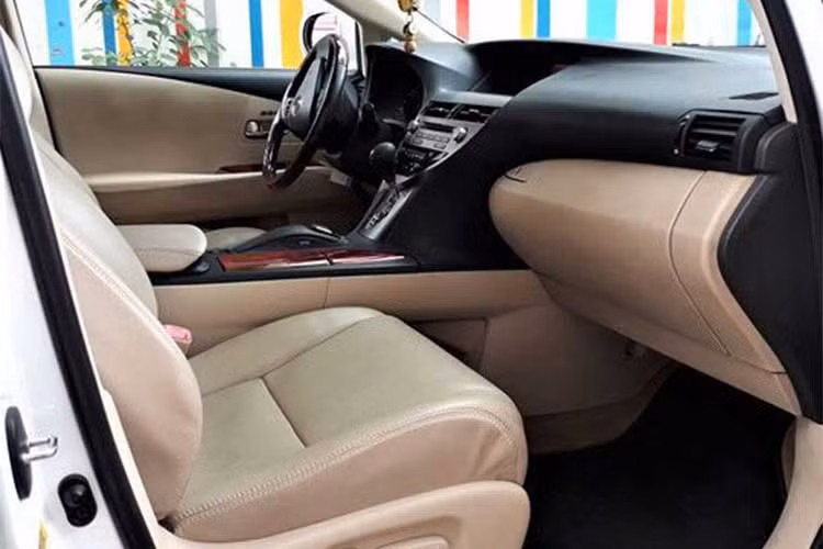 Cần số xe được đặt khá cao, vị trí giữa đặt cụm điều chỉnh màn hình giải trí, khay để đồ và cốc nước với bề mặt ốp gỗ sang trọng. Xe sở hữu hệ thống loa Mark Levision tương thích Radio, Aux, Bluetooth... Mỗi hành khách ngồi phía sau còn được trang bị một màn hình LCD giải trí cỡ lớn gắn tại tựa đầu hàng ghế trước.