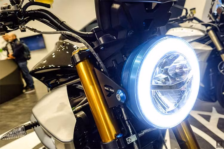 Đây là phiên bản cải tiến cho mẫu môtô điện Eva trước của hãng. Nó vẫn giữ nguyên kiểu đèn pha tròn và yên xe tương tự như các mẫu cafe racer cổ điển. Tuy nhiên, với thân góc cạnh kết hợp những nét đặc thù của một chiếc streetfighter, mẫu môtô này đã vô cùng nổi bật.