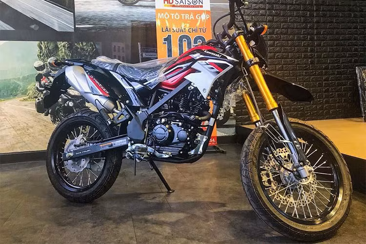 Về thiết kế tổng thể, Kawasaki D-Tracker 150 phiên bản 2018 này được xem là mẫu cào cào đường phố với kích thước nhỏ gọn, nhẹ và phù hợp với việc di chuyển trong thành phố hơn so với các dòng cào cào "thuần chủng". Chính vì vậy, thể hình của xe không cao lớn hoặc ít khi được sử dụng trong bộ môn offroad.