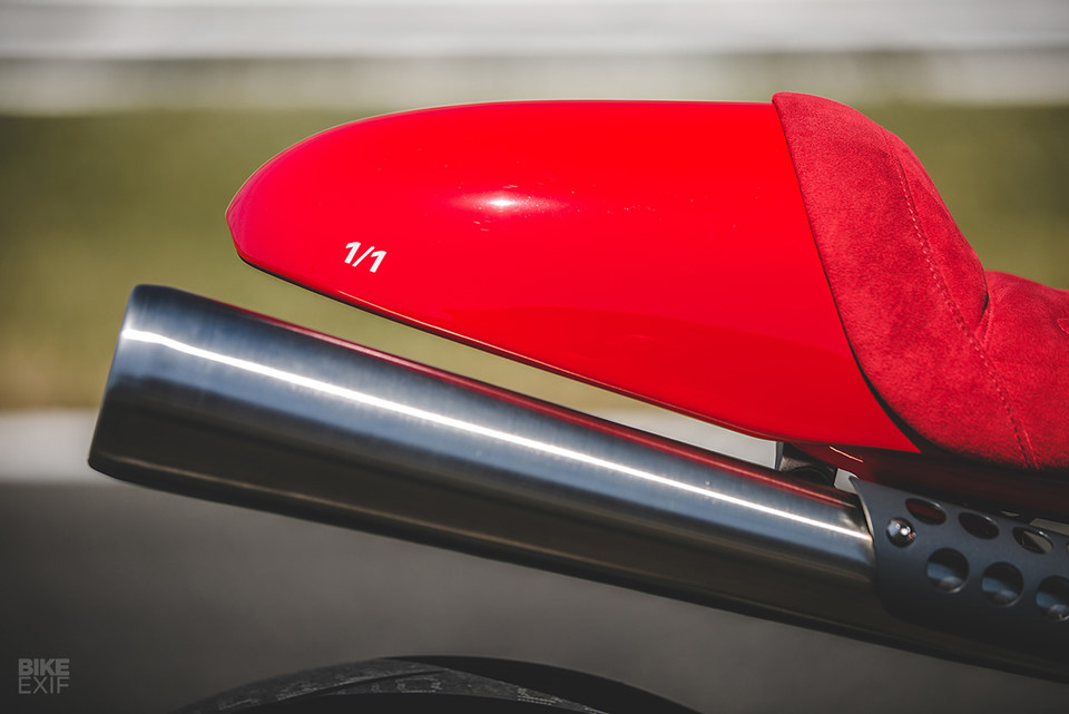 Không nghi ngờ gì khi điểm nhấn của mẫu độ nằm ở dàn áo được deBolex chỉnh sửa kĩ lưỡng từng đường nét một. Khối động cơ Ducati được bao kín bên trong. Những khoảng hở trên dàn áo chỉ để các họng nạp hoặc xả hoạt động. 