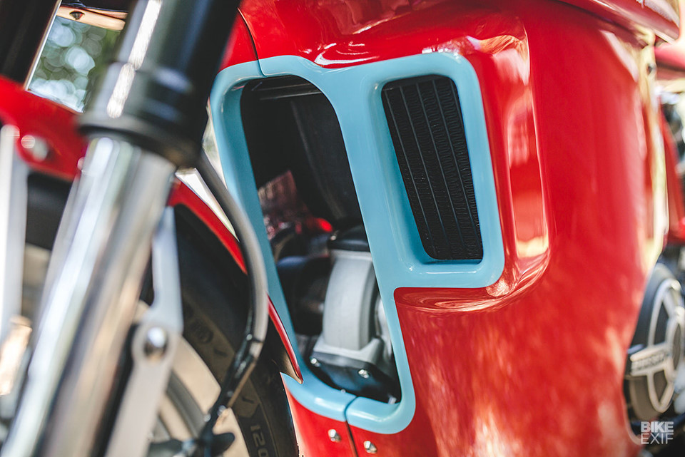 Mẫu độ được thực hiện bởi chính tay Calum và người bạn Des Francis. Phần thân xe luôn được làm bằng tay từ nhôm với các kĩ thuật gia công cổ điển. Kể cả phần sơn và công việc bọc yên cũng chính tự tay họ làm.