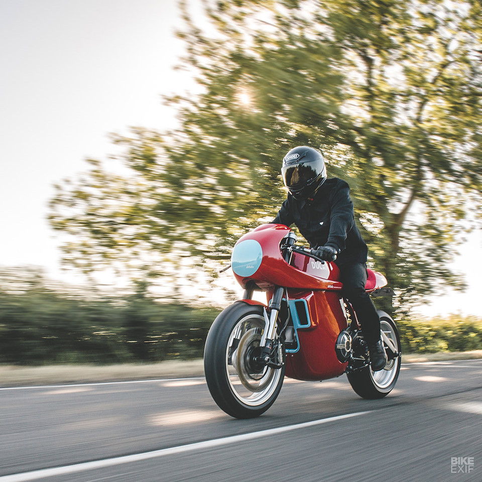 Yên xe bằng da Alcantara trông cổ điển theo phong cách MV Agustas. Phần mũi tròn phía trước là dấu ấn riêng trên những mẫu độ gần đây của deBolex. Sự thành công của mẫu độ này chính là động lực để Calum lên kế hoạch về một dòng xe riêng từ deBolex trong tương lai.