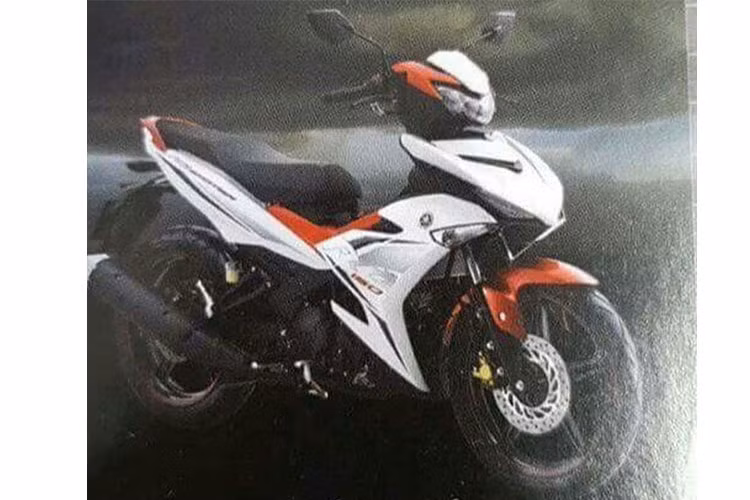 Những hình ảnh mới xuất hiện trong ngày hôm nay 30/8 được chia sẻ trên mạng xã hội có vẻ như được chụp lại từ catalog của Yamaha. cho thấy rất rõ thiết kế của mẫu xe Yamaha Exciter 2019 thế hệ mới dường như không có thay đổi lớn nào về thiết kế ngoài đèn pha của xe.