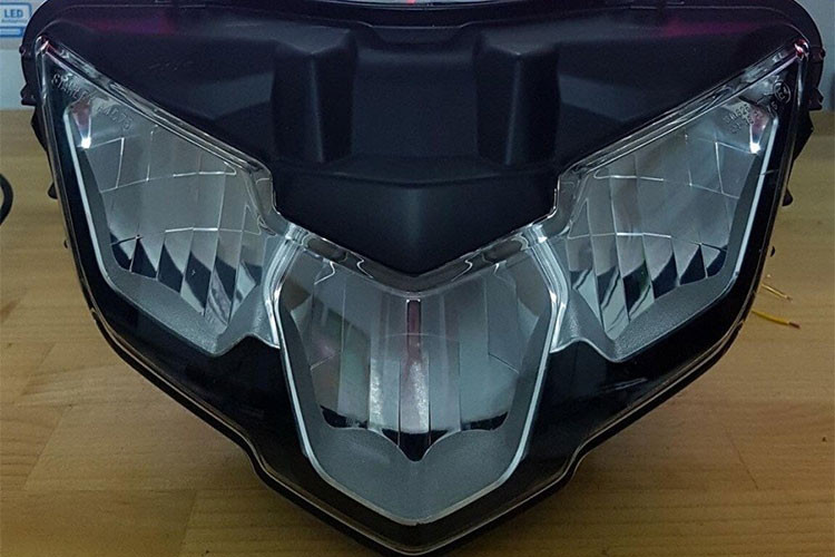 Exciter 150 bản nâng cấp mới này vẫn giữ nguyên thiết kế, mặt nạ trước của xe vẫn có thiết kế sắc sảo, góc cạnh và khá mạnh mẽ. Nổi bật ở mặt nạ của xe là cặp đèn đề-mi định vị LED, tạo hình như đôi mắt của xe, đèn xi nhan trước được bố trí tích hợp vào yếm xe rất gọn gàng.