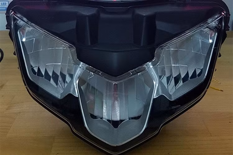 Exciter 150 bản nâng cấp mới này vẫn giữ nguyên thiết kế, mặt nạ trước của xe vẫn có thiết kế sắc sảo, góc cạnh và khá mạnh mẽ. Nổi bật ở mặt nạ của xe là cặp đèn đề-mi định vị LED, tạo hình như đôi mắt của xe, đèn xi nhan trước được bố trí tích hợp vào yếm xe rất gọn gàng.