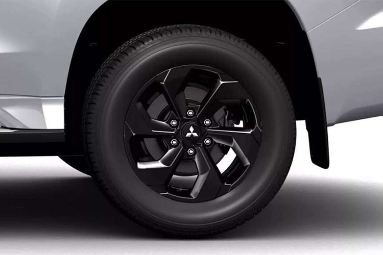 Phiên bản đặc biệt này không có bất kỳ sự nâng cấp đáng kể nào về khả năng vận hành mà chỉ thay đổi về mặt thẩm mỹ. Được bán độc quyền với màu sắc White Diamond, chiếc xe mang những bánh xe hợp kim màu đen, vòm bánh xe được sơn đen bóng và các điểm nhấn đỏ ở cản trước, cản sau cùng ốp chắn bùn tạo nên vẻ ngoài thể thao và mạnh mẽ.