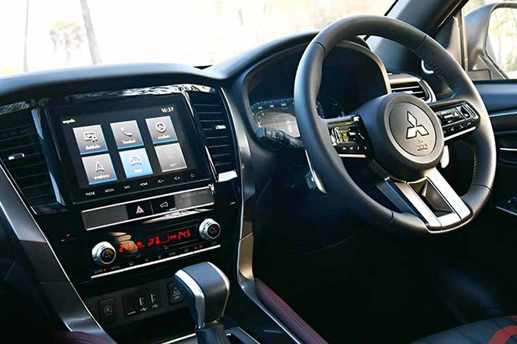 Điểm nhấn đặc biệt là các miếng decal đỏ và đen chạy dọc theo thân xe cùng logo Ralliart mang lại cảm giác như chiếc xe thuộc dòng xe đua. Bên trong cabin, những nâng cấp vẫn khá hạn chế. Dấu ấn Ralliart chỉ thể hiện qua vài chi tiết như các tấm thảm sàn với đường viền đỏ, còn lại, mọi thứ vẫn giữ nguyên so với phiên bản gốc.