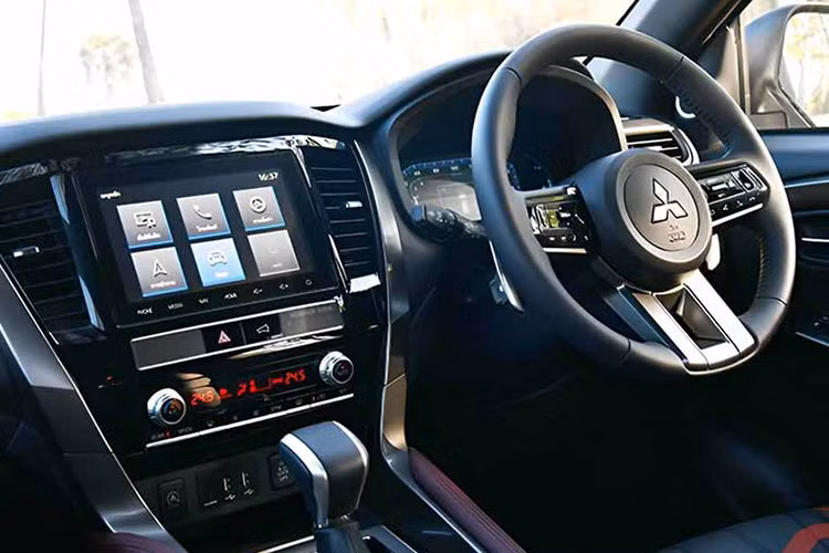 Điểm nhấn đặc biệt là các miếng decal đỏ và đen chạy dọc theo thân xe cùng logo Ralliart mang lại cảm giác như chiếc xe thuộc dòng xe đua. Bên trong cabin, những nâng cấp vẫn khá hạn chế. Dấu ấn Ralliart chỉ thể hiện qua vài chi tiết như các tấm thảm sàn với đường viền đỏ, còn lại, mọi thứ vẫn giữ nguyên so với phiên bản gốc.