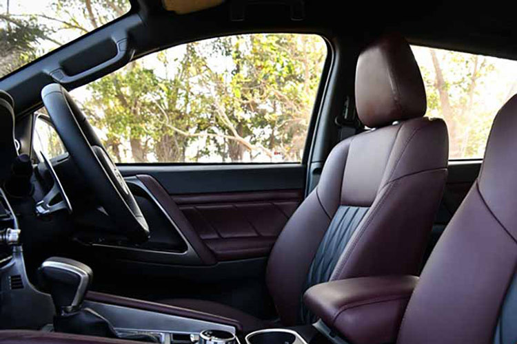 Người mua cũng sẽ nhận được một chiếc ô, một ba lô và một chiếc mũ lưỡi trai có logo Ralliart, tất cả đều được bao gồm trong giá xe. Mặc dù những món đồ này có thể tạo thêm sự hứng thú cho người dùng nhưng chúng cũng có thể dễ dàng mua từ cửa hàng trực tuyến của Ralliart tại khu vực Châu Á.