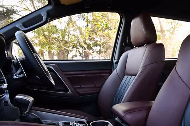 Người mua cũng sẽ nhận được một chiếc ô, một ba lô và một chiếc mũ lưỡi trai có logo Ralliart, tất cả đều được bao gồm trong giá xe. Mặc dù những món đồ này có thể tạo thêm sự hứng thú cho người dùng nhưng chúng cũng có thể dễ dàng mua từ cửa hàng trực tuyến của Ralliart tại khu vực Châu Á.