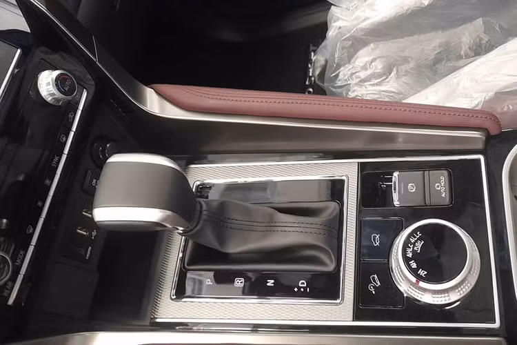 Mặc dù động cơ này vẫn mang lại khả năng vận hành mạnh mẽ nhưng việc Mitsubishi quyết định giữ nguyên động cơ và không có sự cải tiến về hiệu suất đã khiến không ít người tiếc nuối. Đặc biệt, phiên bản này sử dụng hệ thống dẫn động cầu sau (RWD) thay vì hệ thống Super Select 4WD-II, một tùy chọn giúp tăng cường khả năng off-road cho chiếc xe.