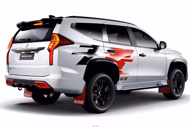 Mitsubishi Montero Sport Black Series Ralliart bản đặc biệt này nổi bật với vẻ ngoài thể thao mạnh mẽ, nhưng thực tế chỉ là phiên bản Montero Sport (hay Pajero Sport) đã có mặt trên thị trường từ lâu.