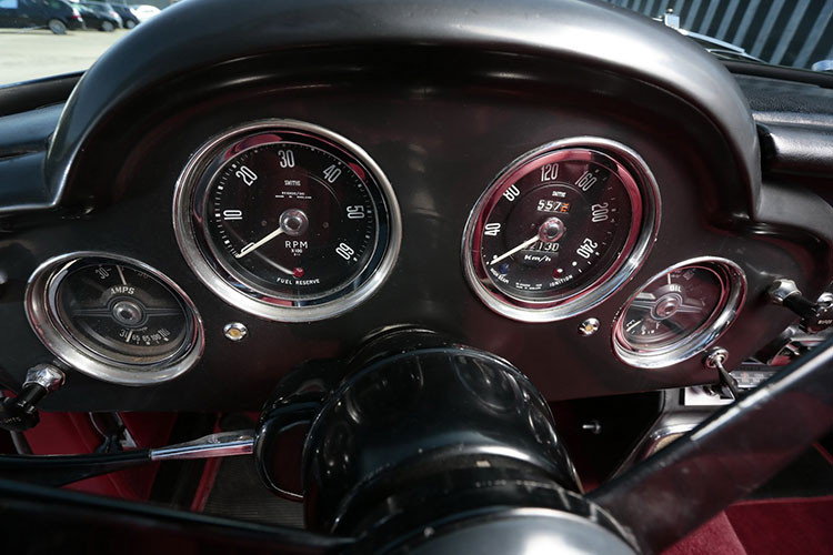 Theo đó, "chiến thần đường phố" cổ của Aston Martin khoác lên mình bộ cánh màu đỏ đô Dubonnet Rosso vô cùng bắt mắt, thời thượng và không hề lạc hậu dù đã có tuổi đời 60 năm. Sự xuất hiện của loạt chi tiết kim loại sáng màu ở lưới tản nhiệt, cản trước, viền đèn chiếu sáng trước, gương chiếu hậu ngoài...