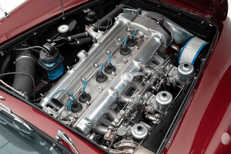 Dù được sản xuất từ 60 năm trước nhưng bộ la-zăng trên chiếc Aston Martin DB4 Convertible 1962 vẫn rất hiện đại, cuốn hút và thể hiện rõ tinh thần thể thao của xe. Cản va sau ốp thanh kim loại lớn, ăn lan sang cả phần hông khá lạ mắt. Cặp ống xả mạ crom hứa hẹn mang đến thanh âm vô cùng phấn khích cho các tay lái.