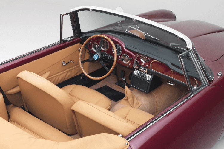 Được biết, chiếc Aston Martin DB4 Convertible đời 1962 là sản phẩm được tạo nên bởi những tên tuổi đình đám một thời như John Wyer, Harold Beach, Tadek Marek và Carrozzeria Touring. Đây là một trong số 10 chiếc hiếm hoi thiết kế tay lái thuận.