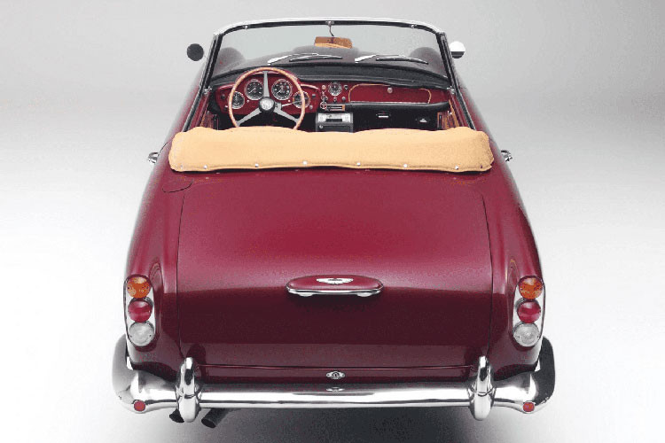 Nội thất Martin DB4 Convertible 1962 bọc da nâu sáng Fawn, tạo sự tương phản bắt mắt với táp-lô màu đỏ đô như nước sơn bên ngoài xe. Vô-lăng dạng 3 chấu, thiết kế thanh mảnh. Phía sau bố trí tới 4 đồng hồ thông số. Được biết, chiếc Aston Martin DB4 Convertible 1962 sẽ bán đấu giá vào tháng 10 tới đã được chủ nhân tinh chỉnh động cơ, cho công suất 266 mã lực đi kèm mô-men xoắn 346 Nm.