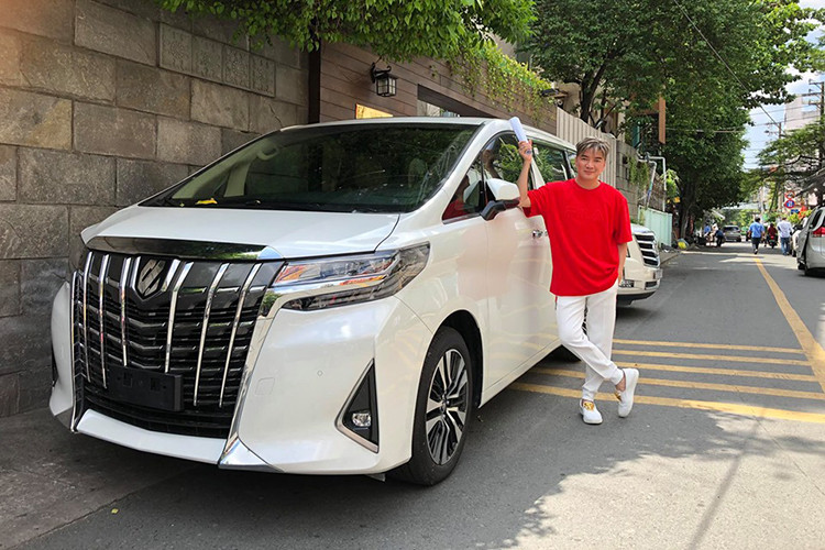 Ca sỹ Đàm Vĩnh Hưng lại gây choáng nhiều người khi tậu chiếc MPV hạng sang Toyota Alphard 2019 mới đầy cá tính. Đây là mẫu xe phù hợp cho gia đình và tiện cho công việc di chuyển nhiều đến các tỉnh thành của anh chàng có biệt danh - Mr. Đàm.