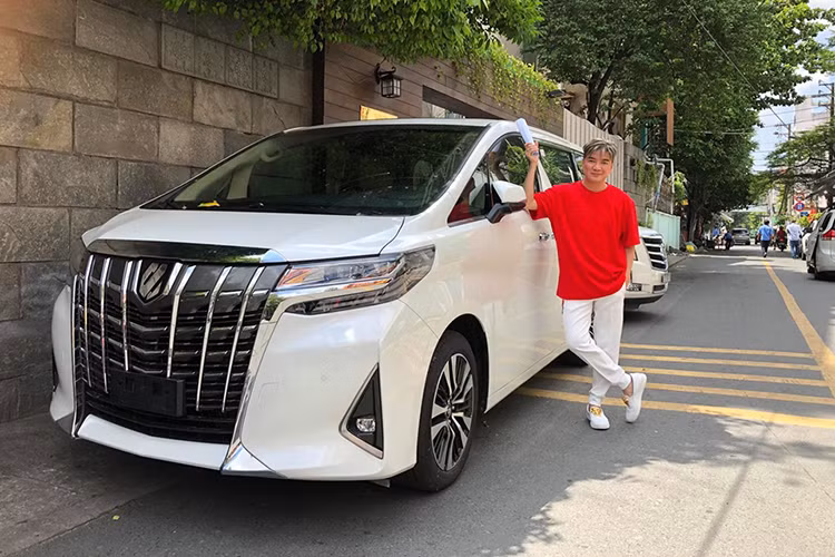 Ca sỹ Đàm Vĩnh Hưng lại gây choáng nhiều người khi tậu chiếc MPV hạng sang Toyota Alphard 2019 mới đầy cá tính. Đây là mẫu xe phù hợp cho gia đình và tiện cho công việc di chuyển nhiều đến các tỉnh thành của anh chàng có biệt danh - Mr. Đàm.