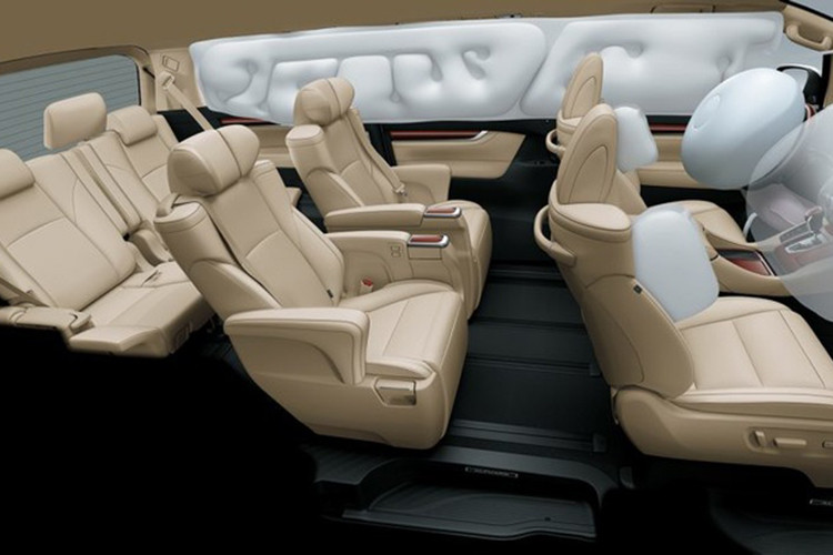 Nội thất trên Alphard đem lại cảm giác thoáng rộng và hiện đại. Trên bảng táp-lô của xe được trang bị hệ thống thông tin giải trí thế hệ mới với màn hình cảm ứng 7 inch. Ghế lái điều chỉnh điện và nhớ vị trí. Hệ thống điều hòa tự động 3 vùng độc lập có tính năng lọc không khí bằng ion, trang bị giải trí trên MPV Toyota Alphard mới như DVD, hỗ trợ định dạng MP3 và các kết nối AUX/USB/ Bluetooth, âm thanh 8 loa JBL...