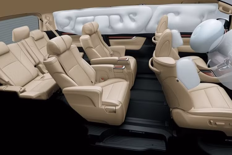 Nội thất trên Alphard đem lại cảm giác thoáng rộng và hiện đại. Trên bảng táp-lô của xe được trang bị hệ thống thông tin giải trí thế hệ mới với màn hình cảm ứng 7 inch. Ghế lái điều chỉnh điện và nhớ vị trí. Hệ thống điều hòa tự động 3 vùng độc lập có tính năng lọc không khí bằng ion, trang bị giải trí trên MPV Toyota Alphard mới như DVD, hỗ trợ định dạng MP3 và các kết nối AUX/USB/ Bluetooth, âm thanh 8 loa JBL...