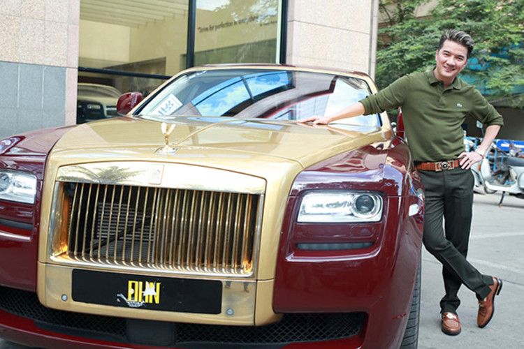 Trong bộ sưu tập xe hơi của Đàm Vĩnh Hưng, trong năm 2017 anh còn gây chú ý cho giới hâm mộ với chiếc xe siêu sang Rollys-Royce Ghost được mạ vàng ở các bộ phận như tay cầm, khung xe. Vào thời điểm đó, giới mộ điệu dự đoán chiếc xe có giá cả chục tỷ đồng. 