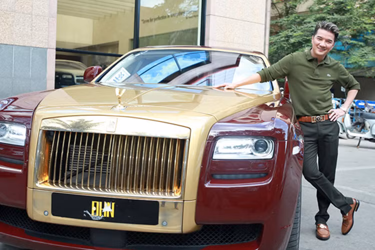 Trong bộ sưu tập xe hơi của Đàm Vĩnh Hưng, trong năm 2017 anh còn gây chú ý cho giới hâm mộ với chiếc xe siêu sang Rollys-Royce Ghost được mạ vàng ở các bộ phận như tay cầm, khung xe. Vào thời điểm đó, giới mộ điệu dự đoán chiếc xe có giá cả chục tỷ đồng. 