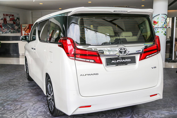 Toyota Alphard 2018 sở hữu kích thước chiều dài rộng và cao lần lượt là: 4915 x 1850 x 1890mm và chiều dài cơ sở là 3000mm. Mẫu MPV hạng sang này gây ấn tượng với người đối diện với cụm lưới tản nhiệt hình con suốt có kích cỡ lớn mạ chrome trông rất bề thế. Trên phiên bản mới này, xe được trang bị hệ thống đèn full LED cùng nhiều chi tiết hiện đại.