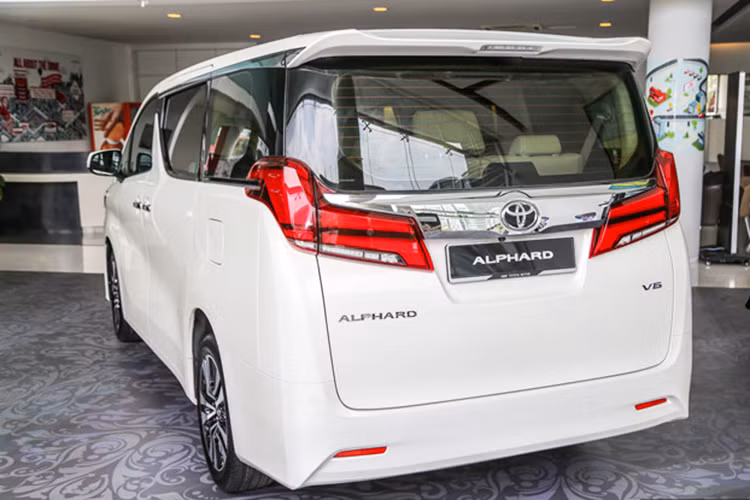 Toyota Alphard 2018 sở hữu kích thước chiều dài rộng và cao lần lượt là: 4915 x 1850 x 1890mm và chiều dài cơ sở là 3000mm. Mẫu MPV hạng sang này gây ấn tượng với người đối diện với cụm lưới tản nhiệt hình con suốt có kích cỡ lớn mạ chrome trông rất bề thế. Trên phiên bản mới này, xe được trang bị hệ thống đèn full LED cùng nhiều chi tiết hiện đại.