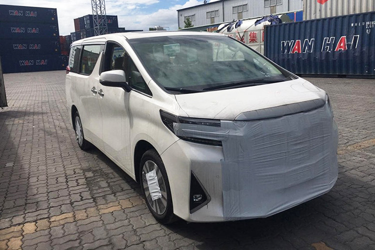 Theo nhiều nguồn thông tin, mặc dù giá xe Toyota Alphard 2019 đã được phân phối chính hãng với mức 4 tỷ đồng, tuy nhiên chiếc MPV hạng sang của ca sĩ Đàm Vĩnh Hưng mới tậu thuộc diện nhập khẩu tư nhân không chính hãng. Hiện chưa rõ mức giá Toyota Alphard của Mr Đàm.