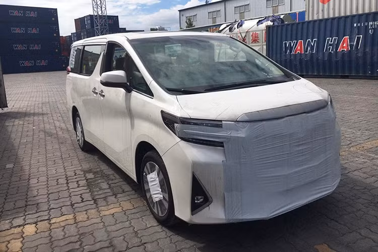 Theo nhiều nguồn thông tin, mặc dù giá xe Toyota Alphard 2019 đã được phân phối chính hãng với mức 4 tỷ đồng, tuy nhiên chiếc MPV hạng sang của ca sĩ Đàm Vĩnh Hưng mới tậu thuộc diện nhập khẩu tư nhân không chính hãng. Hiện chưa rõ mức giá Toyota Alphard của Mr Đàm.