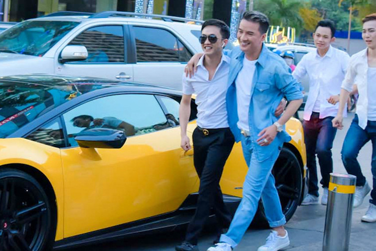 Chưa hết, trong một số MV ca nhạc của Mr. Đàm còn xuất hiện nhiều siêu xe như Ferrari 458 Italia độ Liberty Walk, Lamborghini Huracan LP610-4 độ Mansory và BMW i8... cùng đại gia siêu xe Cường Đô la, gây ra nhiều sự chú ý cho giới truyền thông cũng như cộng đồng mạng.
