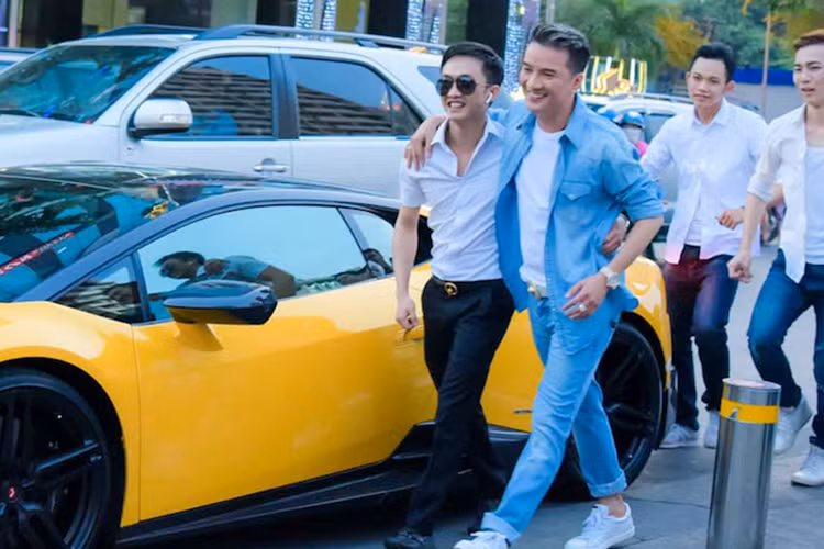 Chưa hết, trong một số MV ca nhạc của Mr. Đàm còn xuất hiện nhiều siêu xe như Ferrari 458 Italia độ Liberty Walk, Lamborghini Huracan LP610-4 độ Mansory và BMW i8... cùng đại gia siêu xe Cường Đô la, gây ra nhiều sự chú ý cho giới truyền thông cũng như cộng đồng mạng.