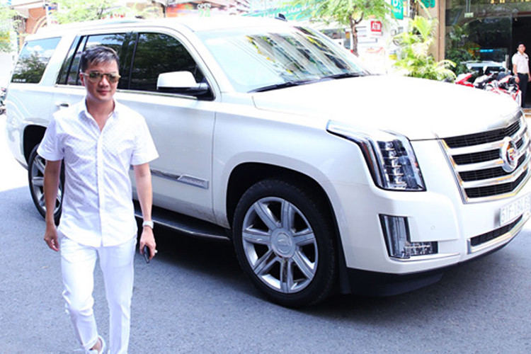 Tại Việt Nam, ca sỹ Đàm Vĩnh Hưng còn từng xuất hiện bên cạnh một chiếc Cadillac Escalade ESV 4WD Premium màu trắng. Đây được xem là phiên bản cao cấp có giá khoảng gần tỷ đồng thời điểm năm 2015.