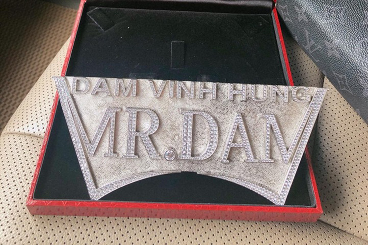 Trên trang cá nhân của mình, đơn vị nhập khẩu tư nhân đã bán chiếc MPV hạng sang Toyota Alphard 2019 cho ca sĩ Đàm Vĩnh Hưng có chia sẻ thông tin rất thú vị chính là họ tặng kèm logo có khắc tên của Đàm Vĩnh Hưng và biệt danh Mr. Đàm được đính đá rất nổi bật và cá tính. 