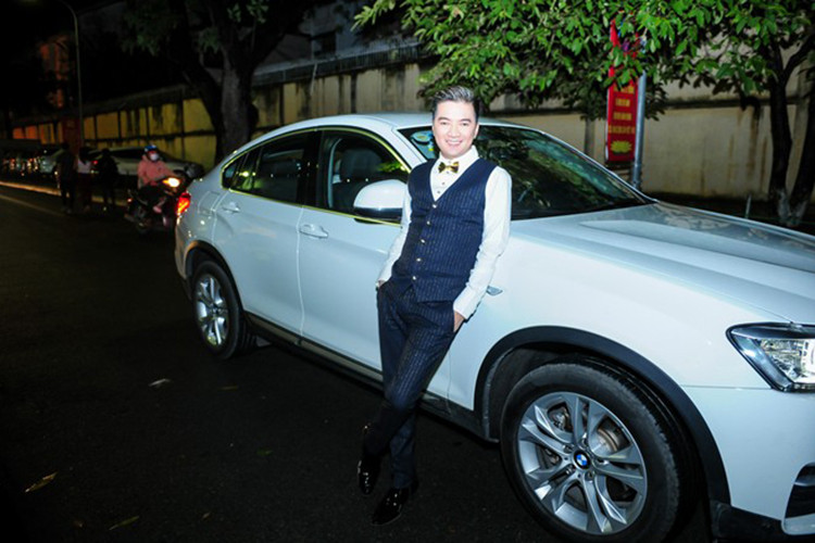 Ngoài việc chơi xe hạng sang đắt tiền, ca sỹ Đàm vĩnh Hưng còn sở hữu gu chơi đồ hiệu như túi xách, quần áo, giày dép... thuộc dạng độc nhất vô nhị trong giới nghệ sỹ Việt. “Ông hoàng nhạc Việt” cũng là biệt danh giới hâm mộ dành cho nam ca sỹ này.