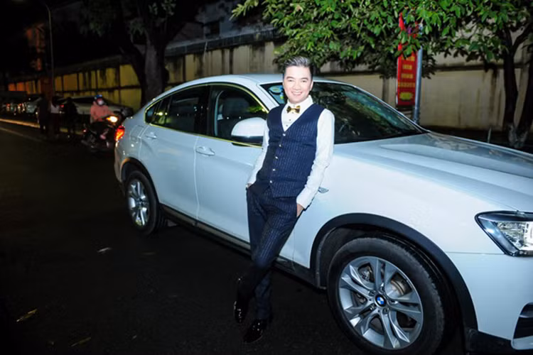 Ngoài việc chơi xe hạng sang đắt tiền, ca sỹ Đàm vĩnh Hưng còn sở hữu gu chơi đồ hiệu như túi xách, quần áo, giày dép... thuộc dạng độc nhất vô nhị trong giới nghệ sỹ Việt. “Ông hoàng nhạc Việt” cũng là biệt danh giới hâm mộ dành cho nam ca sỹ này.