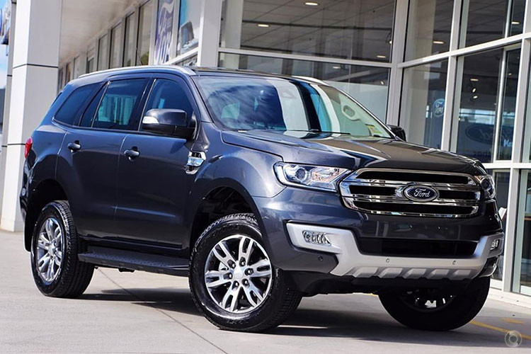 Theo dự kiến từ phía đại lý, Ford Everest mới sẽ được bán ra với 5 phiên bản, gồm 2 bản Trend và 3 bản Titanium. Xe được dự đoán sẽ mở bán trong tháng 9 với giá tạm tính từ khoảng 900 triệu đến 1,2 tỷ đồng. Như vậy, nếu giá bán này được áp dụng thì phiên bản Everest Titanium 2.0 AT Bi-Turbo cao cấp nhất vẫn rẻ hơn đáng kể so với mẫu Toyota Fortuner 2.8V 4×4 cũng sắp được nhập về Việt Nam